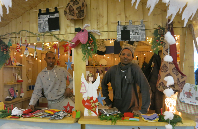 Engagiert für eine gelungene Integration: Die MES sammelt mit einem Weihnachtsmarkt Geld für ihre Integrationsklassen, die ASS bietet Sprachkurse an. Fotos: 1 MES/ 3 ASS