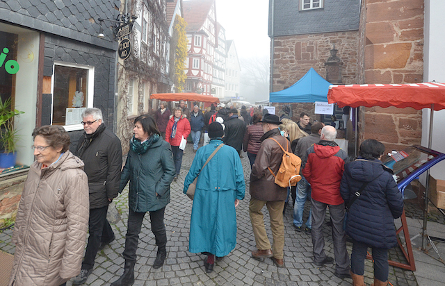 Volle Gassen, trotz des ungemütlichen Wetters: Der Scherzmarkt in Treysa war gut besucht. Fotos: jal