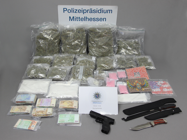 Eine ganze Menge Drogen und Waffen: Das hat die Polizei bei den beiden Männern sichergestellt. Foto: Polizei