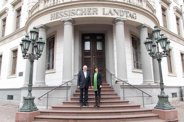 Ziehen gemeinsam positive Bilanz nach zwei Jahren Zusammenarbeit in Wiesbaden: Kurt Wiegel (CDU) und Eva Goldbach (Grüne). Foto: privat