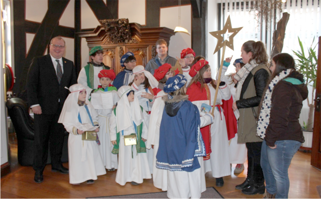 Zu Gast beim Bürgermeister: Die Sternensinger zugen durch Alsfeld. Foto: Stadt.