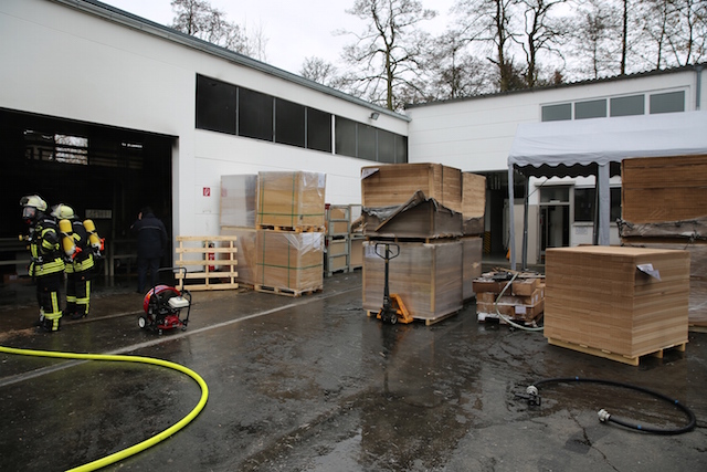 Glück gehabt: Die Feuerwehr konnte den Brand in der Lagerhalle für Grillanzünder schnell löschen. Fotos: privat