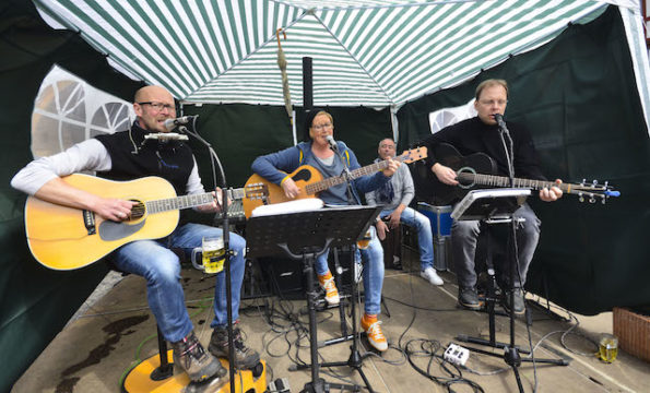 Sorgten für die Musik: die Band "Chris & me" zusammen mit dem Musiker Stefan Jehn