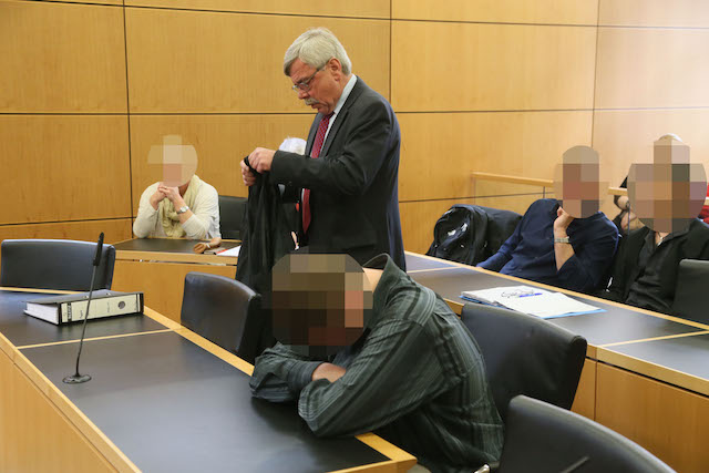 Drei Jahre Haft wegen sexuellen Missbrauchs von Kindern: Der Alsfelder Timo P. mit seinem Verteidiger Manfred Döring im Darmstädter Landgericht. Fotos: Hans Dieter Erlenbach/Darmstädter Echo.