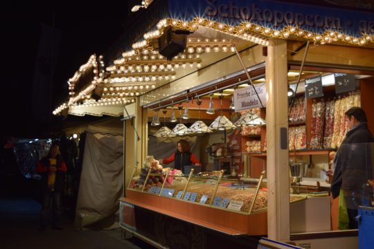 Sorgten für den typischen Pfingstmarkt-Geruch: gebrannte Mandeln. Foto: ls