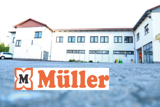 Der Einzug wird vorbereitet: Die Drogerie-Kette Müller wird in das ehemalige ALDI-Gebäude in der Schellengasse. Fotos: kiri