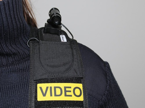 Achtung, Aufnahme: Mit einer solchen Kamera werden in Zukunft auch Polizisten im Vogelsberg im Einsatz sein. Foto: Polizei.