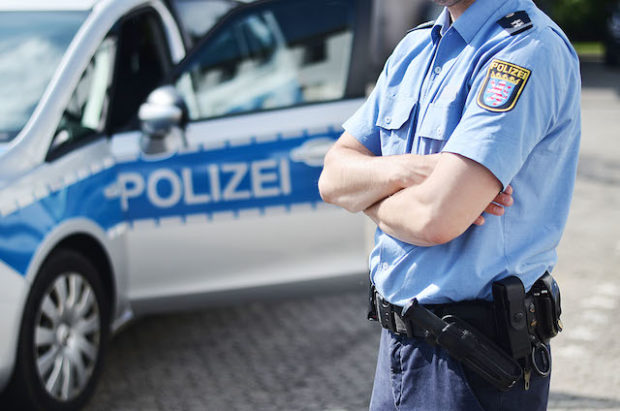 Polizeipräsident Tegethoff händigt Dienstausweise aus - Oberhessen-Live