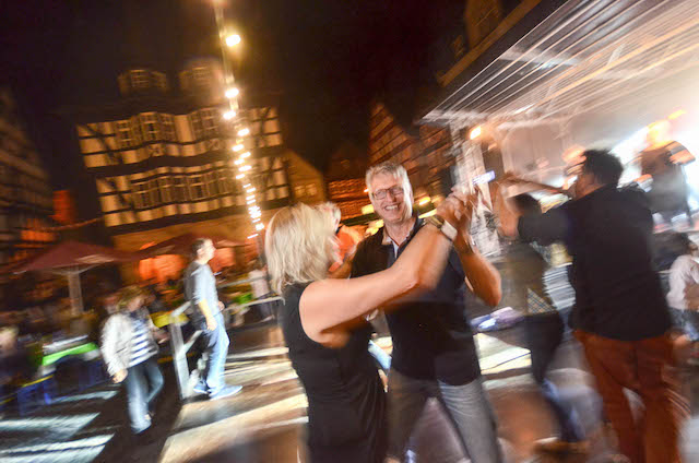 Ausgelassene Stimmung vor bekannter Kulisse: Die Tanzfläche auf dem Alsfelder Rathaus. Foto: jal