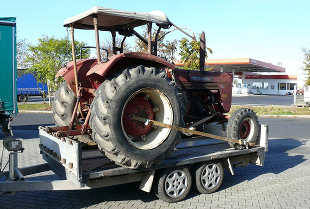 Traktor auf Anhänger abenteuerlich gesichert - Oberhessen-Live