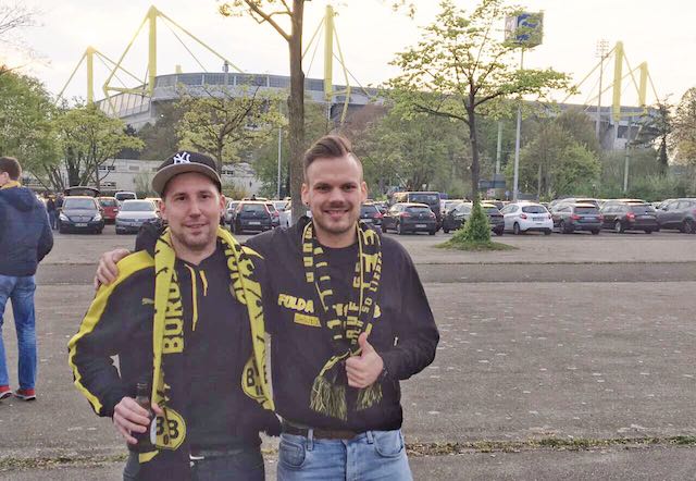 Hier war noch alles gut: Mirko Bambey und Elias Fey vor dem Dortmunder Stadion. Foto: privat.