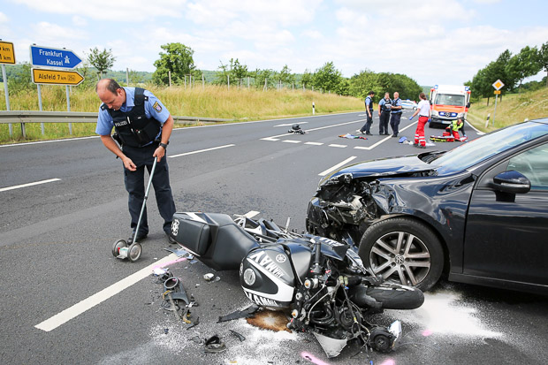 Motorrad prallt frontal in Auto - Oberhessen-Live