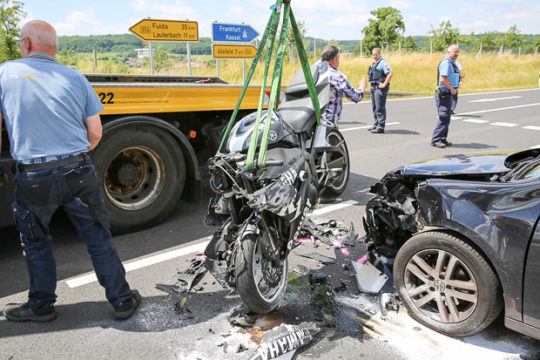 Herzberg: Auto und Motorrad kollidieren frontal