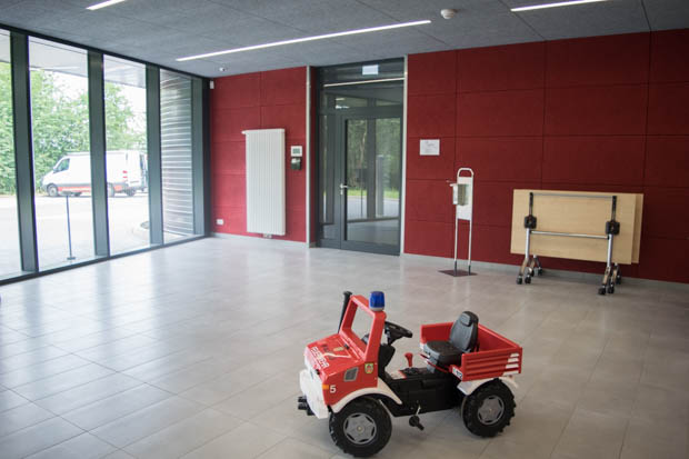 Wände in Feuerwehrrot: Blick in die neue Alsfelder Feuerwehrwache. Fotos: ls
