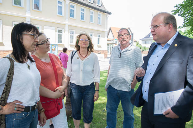 Bürgermeister Paule im Gespräch mit Bürgern, die die Linden retten wollen. 