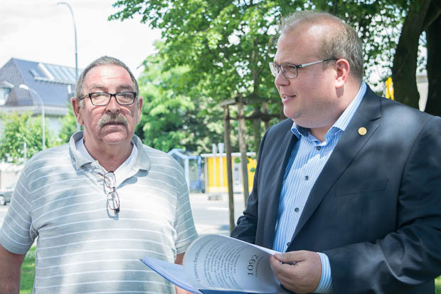 Hans-Georg Braun, ehemaliger Wirt des Brünnchens, übergibt 1029 Unterschriften zum Erhalt der Linden an Bürgermeister Stephan Paule. Fotos: ls