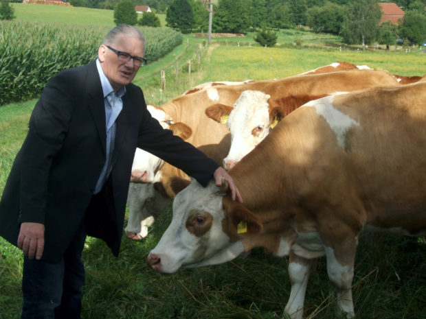 Friedel Kappes posiert mit Kühen, die allerdings nicht ihm gehören. Foto: Friedel Kappes 