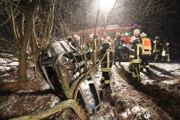 Unfall bei Schneeglätte. Fotos: privat