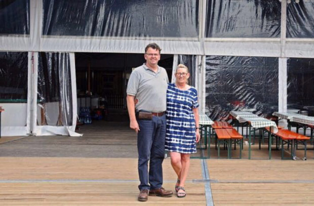 Festwirt Thomas Bronswyk und seine Frau Ute. Foto: privat