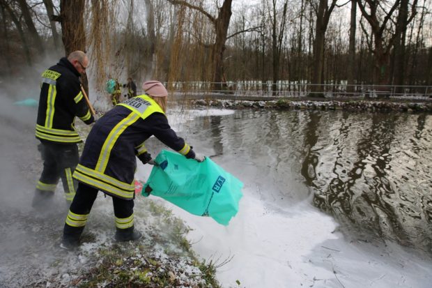 Feuerwehrleute bekämpfen das Öl in Alsfeld mit Bindemittel. Foto: privat