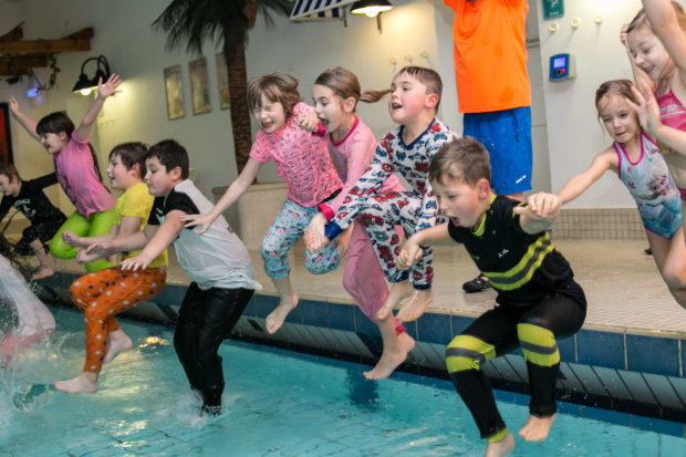 Schwimmen klamotten Mit Klamotten