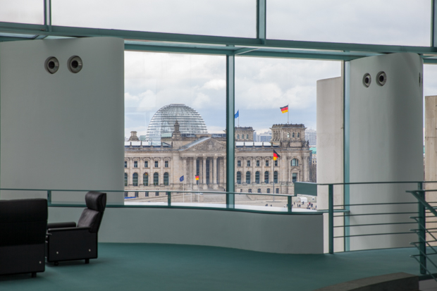Blick auf den Reichstag aus dem Berliner Kanzleramt.