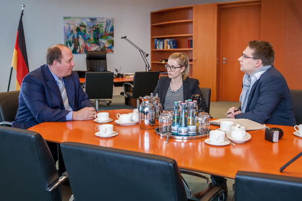 Im Gespräch: Minister Helge Braun, OL-Volontärin Luisa Stock und OL-Chefredakteur Juri Auel. 