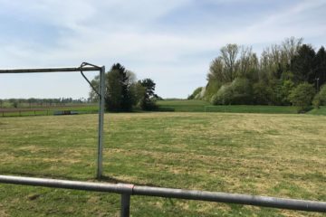 Das muss noch besser werden: der Sportplatz in Angenrod. Foto: Bunte Liga
