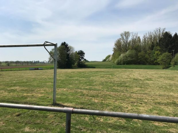 Das muss noch besser werden: der Sportplatz in Angenrod. Foto: Bunte Liga