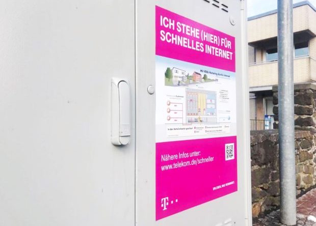 Mit solchen Plakaten wirbt die Telekom in Alsfeld für ihren Netzausbau.