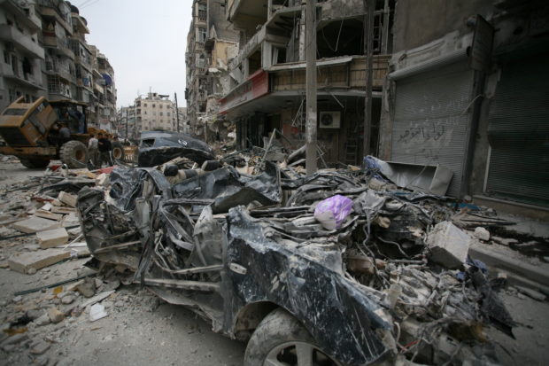 Zerstörte Häuser und ein völlig demoliertes Auto in Aleppo. Foto: People in Need/Welthungerhilfe.