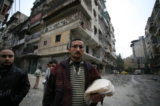 Ein Mann steht im völlig zerstörten Aleppo. Foto: People in Need/Welthungerhilfe 