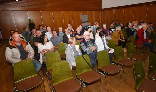 Ein paar Stühle blieben leer: Blick in die Saal in Leusel. Links in der vorderen Reihe hatte die Grünen-Landtagsabgeordnete Eva Goldbach (weißer Blazer) Platz genommen. 