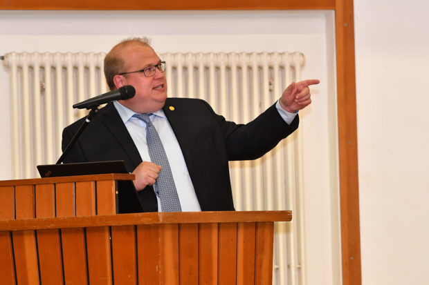 Bürgermeister Stephan Paule bei seiner Präsentation. Fotos: jal