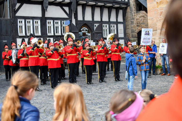 Die ""show and brass band" vor dem Alsfelder Rathaus.