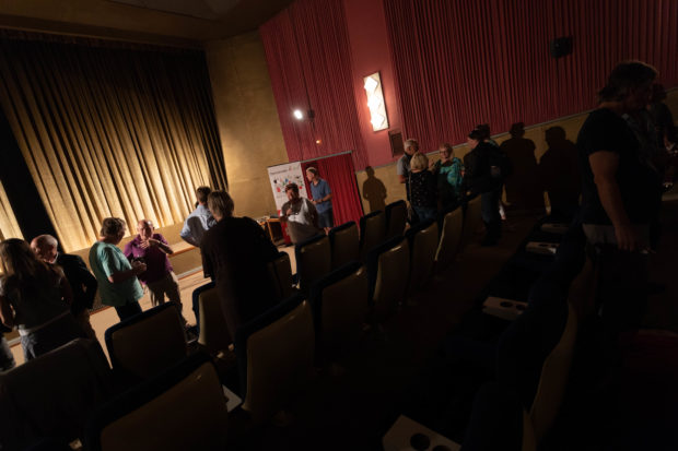 Das Publikum diskutiert im Kinosaal nach dem Film über Demokratie.