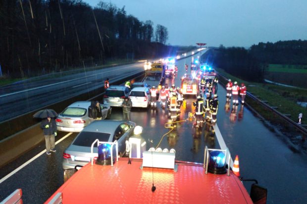 Massencrash mit zehn Fahrzeugen bei Mücke