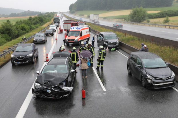 Schwerer Verkehrsunfall mit mehreren Fahrzeugen auf der A5