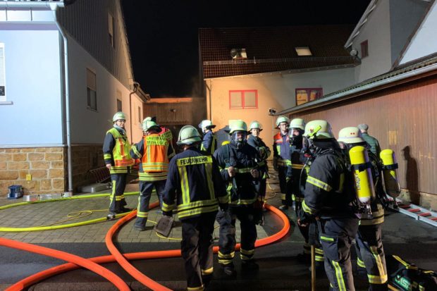 100 Feuerwehrleute bekämpfen Brand in Angersbach