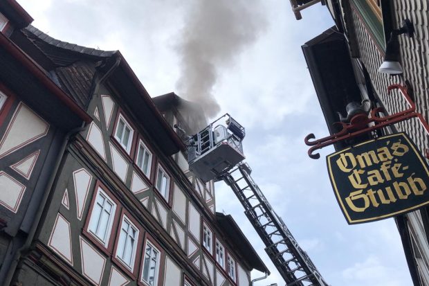 Rund 80 Feuerwehrleute bekämpfen Dachstuhlbrand in Alsfelds Obergasse