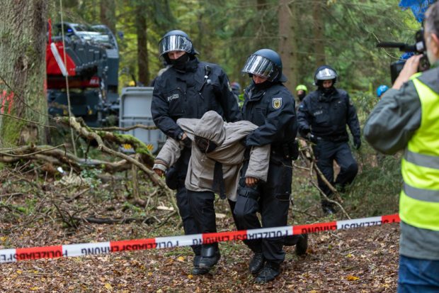 Besetzer Hochsitz, Wespenstich, angekettete Demonstranten und Festnahmen wegen Graffitis