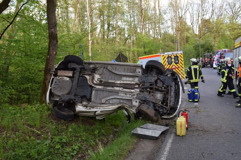 Auto prallte gegen Baum, zwei Schwerverletzte - Oberhessen-Live