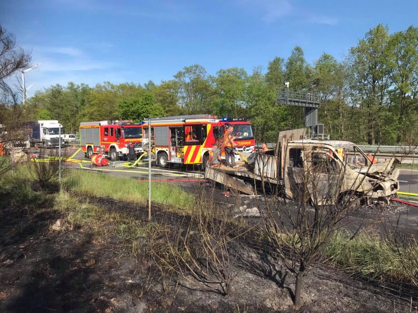 Pritschen-Lkw in Vollbrand, Feuer greift auf Böschung über - Oberhessen-Live