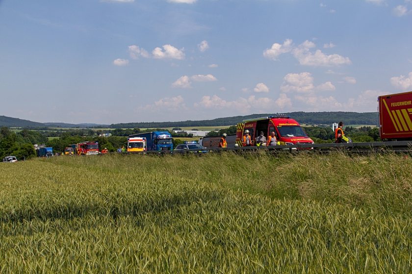 Unfall auf der A5: Auto gerät über Leitplanke - Oberhessen-Live