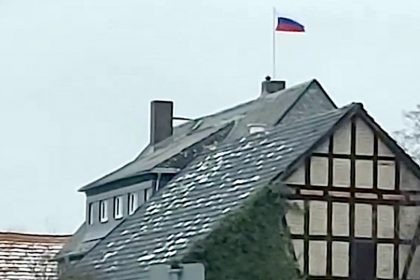 Russische Flagge weht an Kreisel in Herford