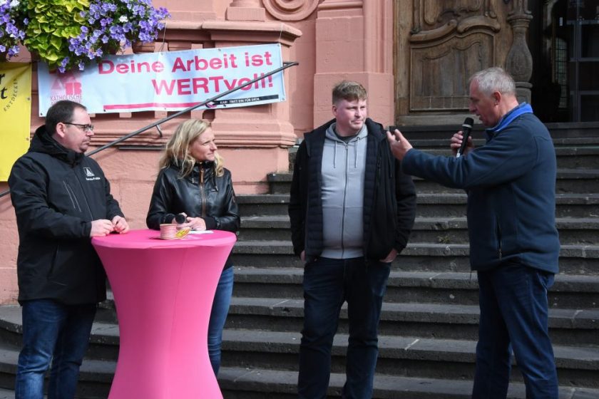Sabina Räth im Gespräch mit Robert Weißenbrunner (li.), Tobias Huth (mi.) und Klaus Schmitt (re.)