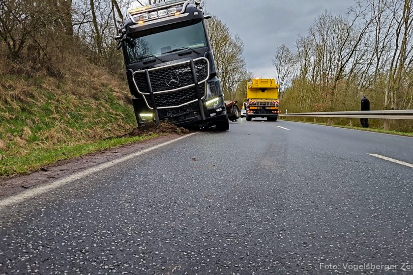 2024-02-19 Ober-Ohmen Lkw-Unfall Graben_T2_001