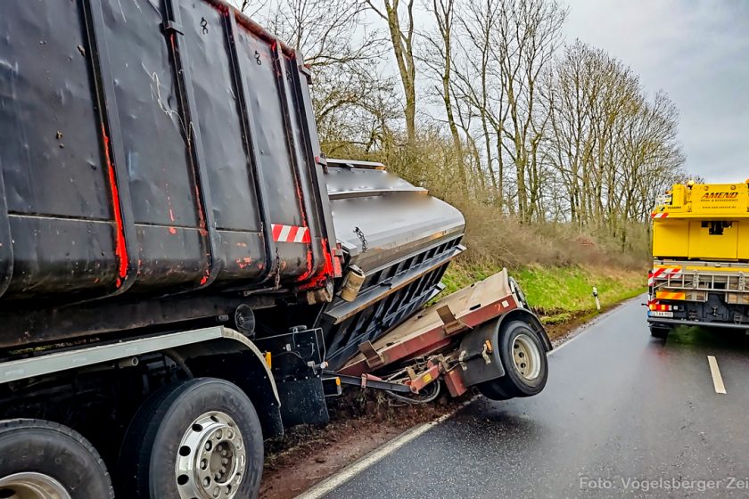 2024-02-19 Ober-Ohmen Lkw-Unfall Graben_T2_002